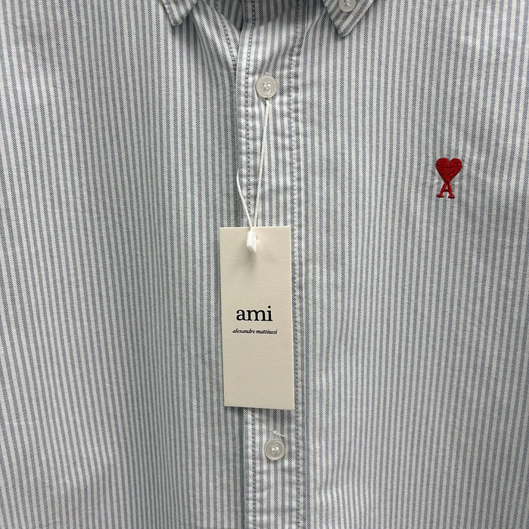 P210 Ralph Lauren/Ralph Lauren cow-like striped embroidered shirt is made of 100% cotton Oxford fabric. The 100% cotton material makes it very breathable. It is comfortable to wear and not easy to sweat. It has a loose fit and has a three-dimensional upper body. The lines are smooth and natural. From the shoulder line to the waistline and then to the hem, the line transition is smooth. There are no unnecessary folds or accumulation. The whole body is neat and stretched. The chest is embellished with the iconic love embroidery. Simple but highly recognizable. The color transition of the embroidery thread is natural. The stitches are even and uniform in size. The stitches can also connect naturally and the lines are smooth and not stiff. Size: S M L XL